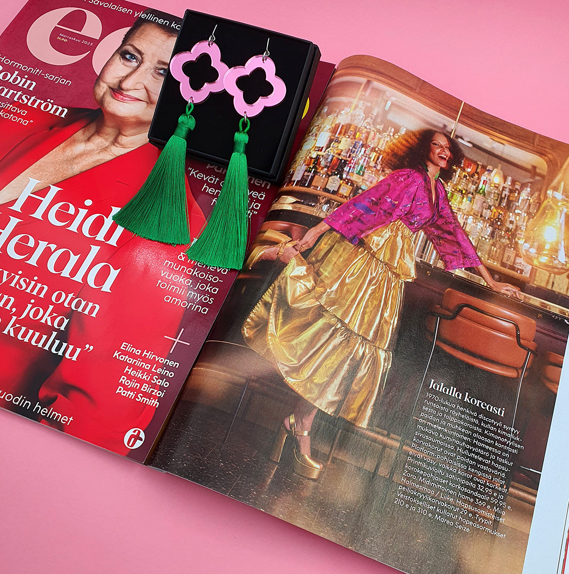 Eeva lehdessä Amira Khalifa ja Poppy-tupsu -korvikset © Tyypit